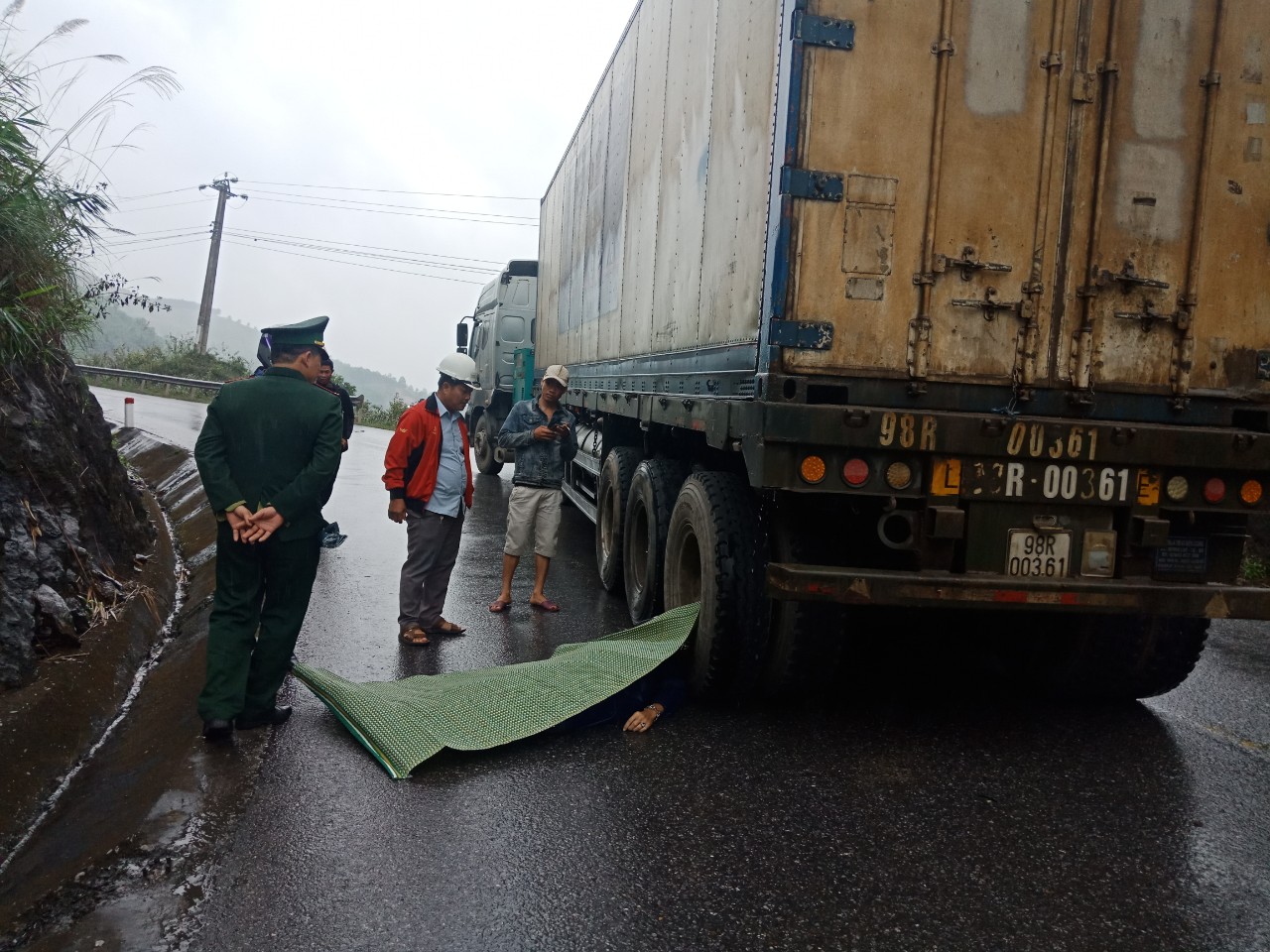 Minh Hóa: Xe mô tô va quệt với xe container, một người tử vong