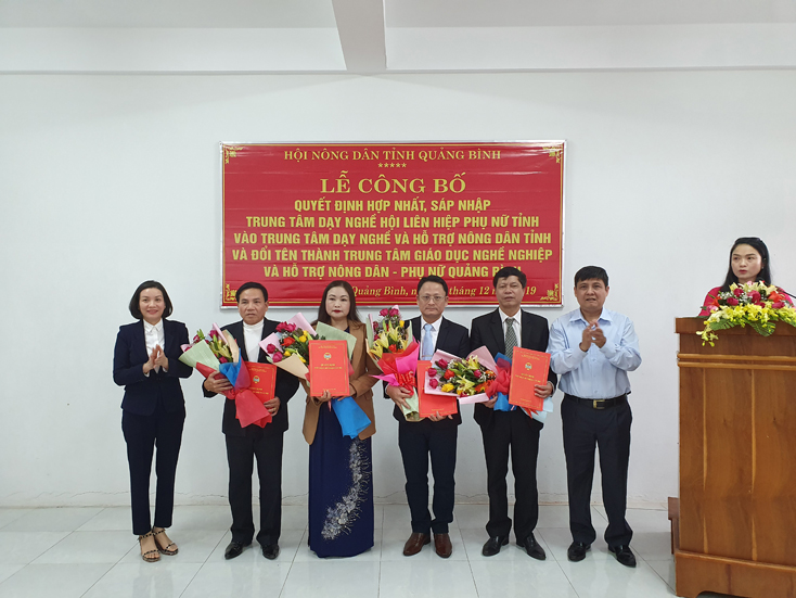 Sáp nhập Trung tâm dạy nghề Phụ nữ vào Trung tâm dạy nghề và hỗ trợ nông dân