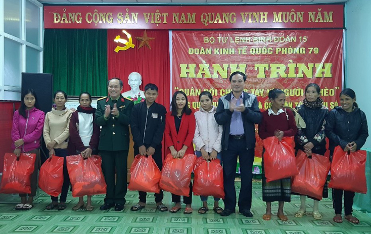 Bộ Tư lệnh Binh đoàn 15 bàn giao nhà tình nghĩa và tặng quà bà con dân tộc thiểu số