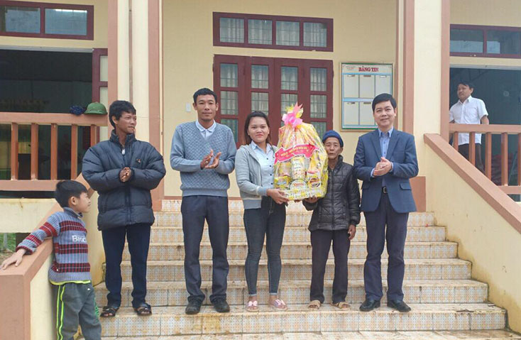Lãnh đạo huyện Tuyên Hóa kiểm tra đời sống đồng bào dân tộc thiểu số
