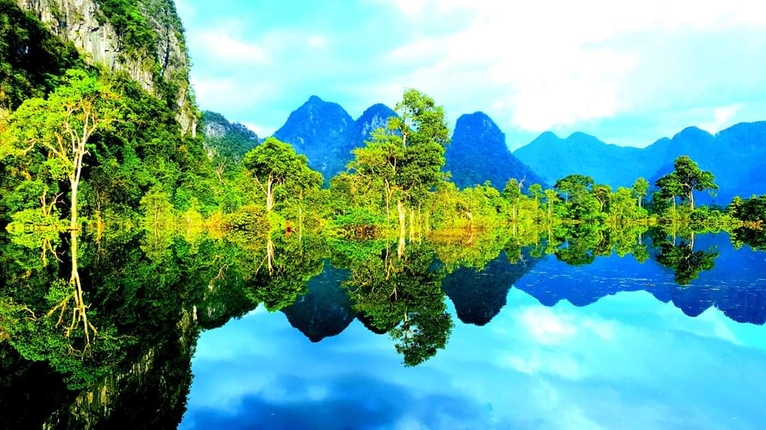 Trao 30 triệu đồng ủng hộ con nuôi Đồn Biên phòng Cà Xèng
