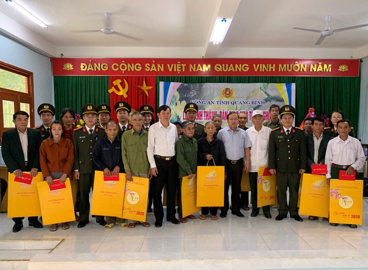 Công an Quảng Bình hỗ trợ kinh phí và bàn giao nhà tình nghĩa
