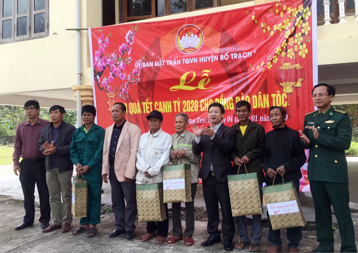 Bố Trạch:  Tặng quà Tết cho đồng bào dân tộc thiểu số