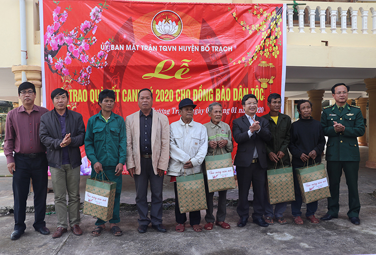 Đồng chí Trưởng ban Tuyên giáo Tỉnh ủy thăm, tặng quà cán bộ, nhân dân và LLVT khu vực biên giới
