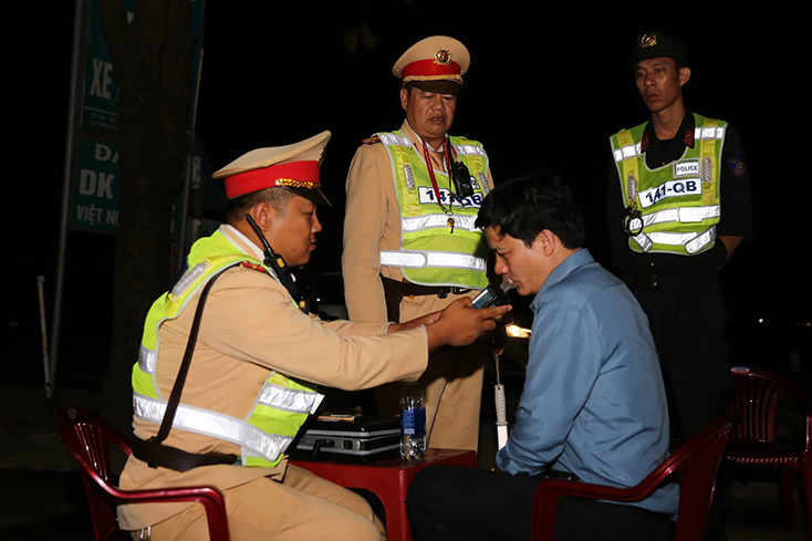 Say rượu lái xe, một phó trưởng phòng bị tước bằng 23 tháng