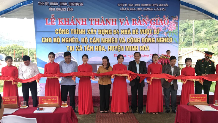 Khánh thành, bàn giao 64 nhà bè vượt lũ cho hộ nghèo, cận nghèo xã Tân Hóa
