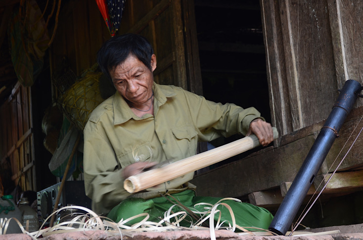 Tiếng đàn "se duyên" của người Khùa: Vắng dần bên mái Giăng Màn