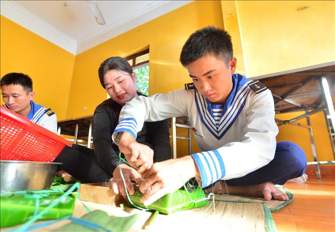 Gói bánh chưng bằng lá bàng vuông trên đảo Sinh Tồn