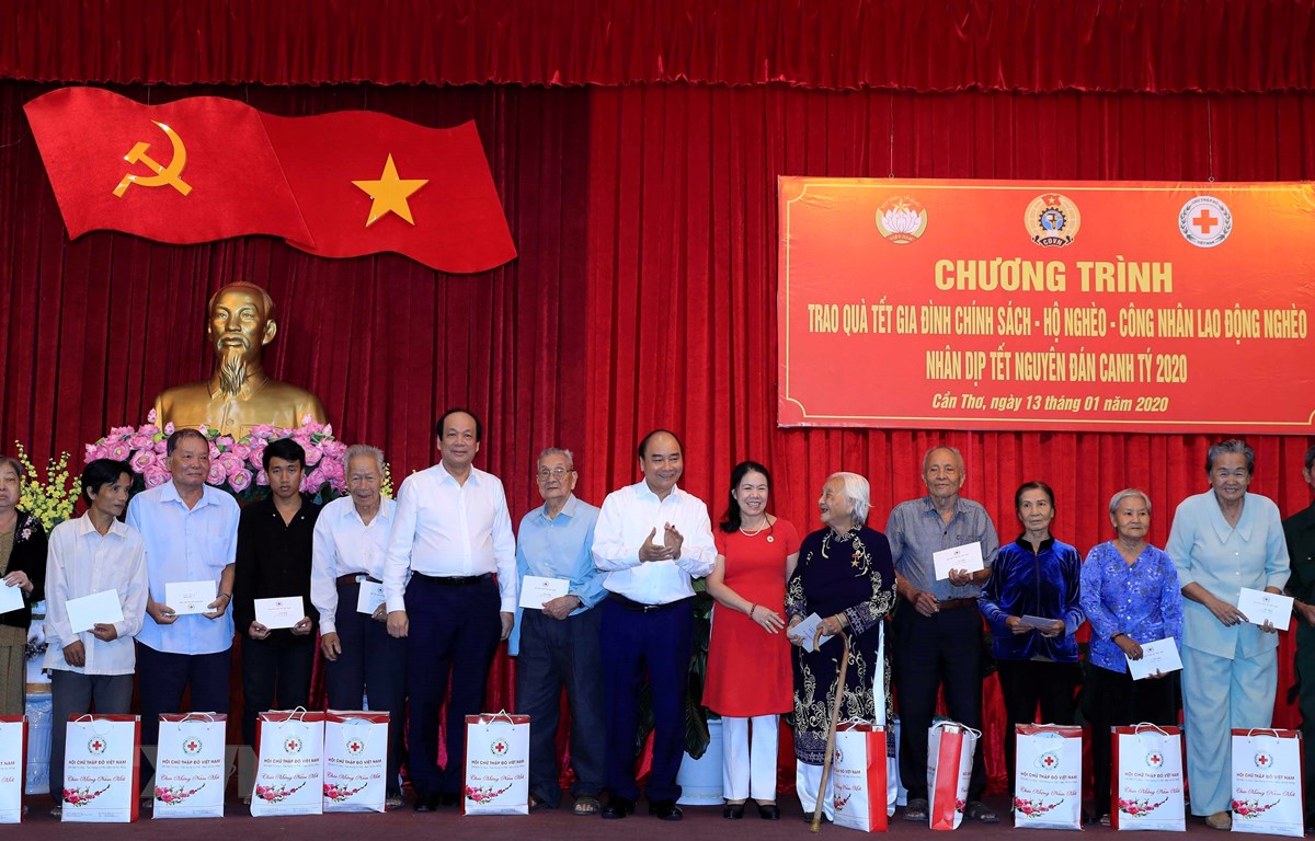 Thủ tướng trao quà Tết cho gia đình chính sách, hộ nghèo, công nhân