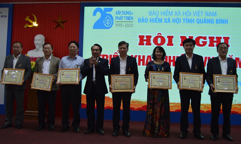 16 cá nhân được trao tặng Kỷ niệm chương "Vì sự nghiệp BHXH"