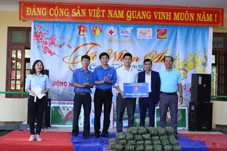 Chương trình "Tết nhân ái - Bánh chưng xanh - Đồng hành cùng học sinh và phụ nữ biên cương"