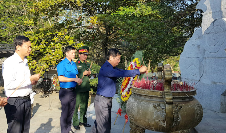 Đoàn đại biểu tỉnh Quảng Bình viếng nghĩa trang liệt sỹ tại Quảng Trị