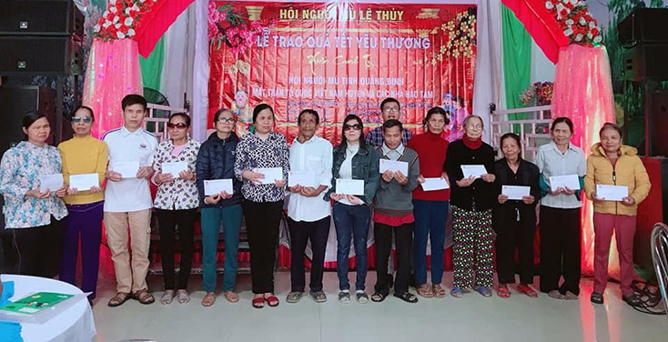 Trao quà Tết cho người khiếm thị