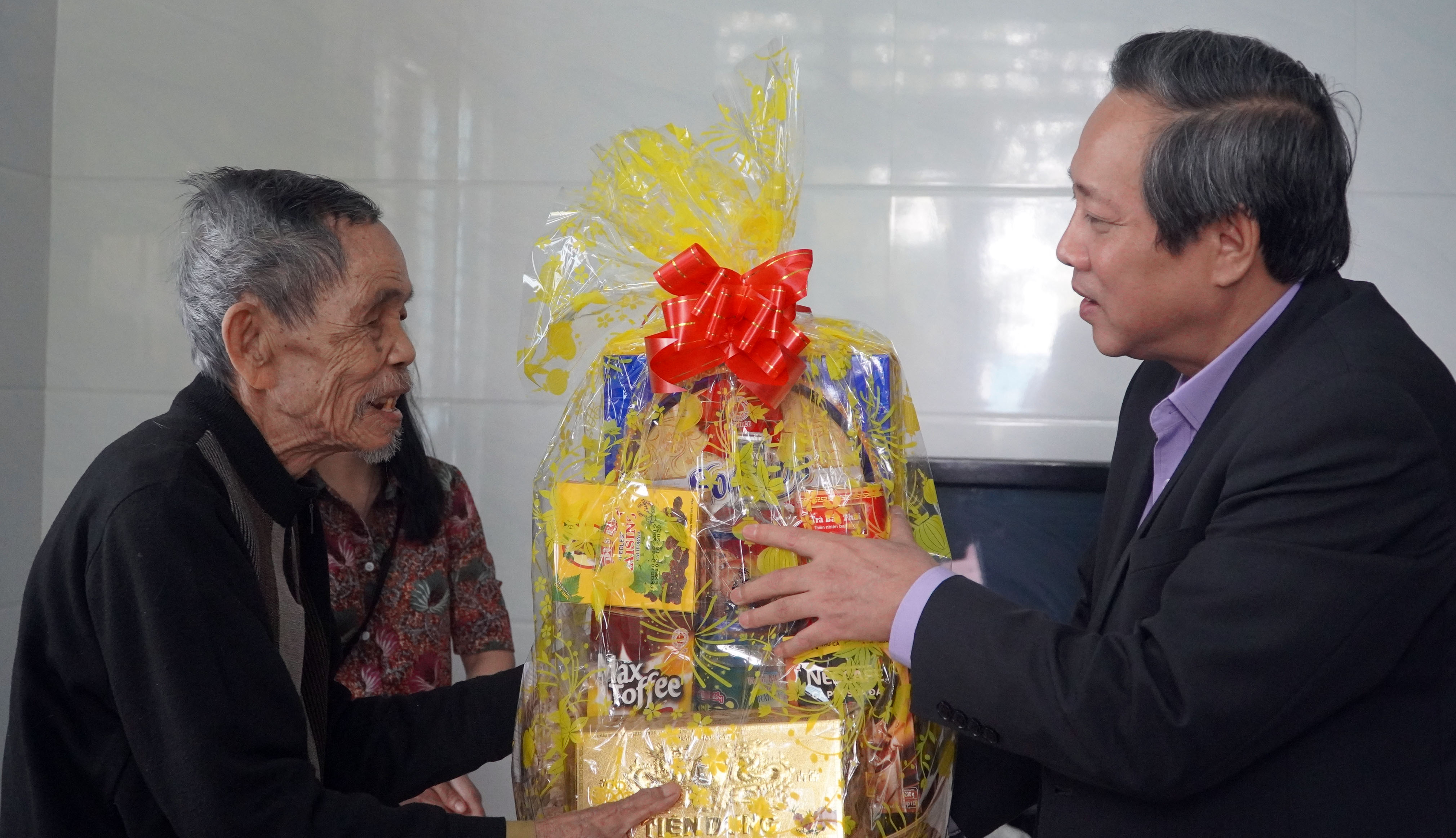 Lãnh đạo tỉnh thăm các đảng viên có tuổi Đảng cao