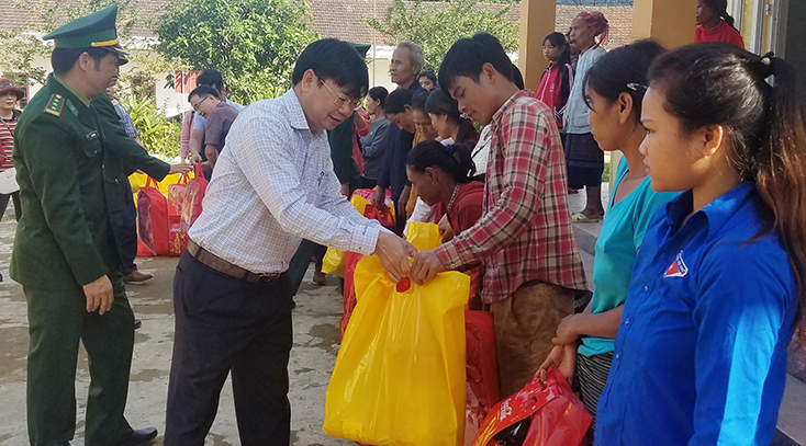 Tặng quà Tết cho đồng bào Vân Kiều xã Kim Thủy