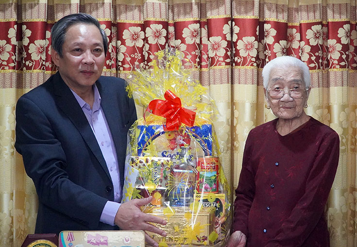 Các đồng chí lãnh đạo tỉnh đi thăm và chúc Tết Canh Tý 2020