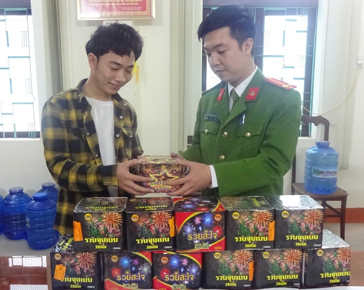 Nhiều người dân tự nguyện giao nộp pháo trước dịp Tết