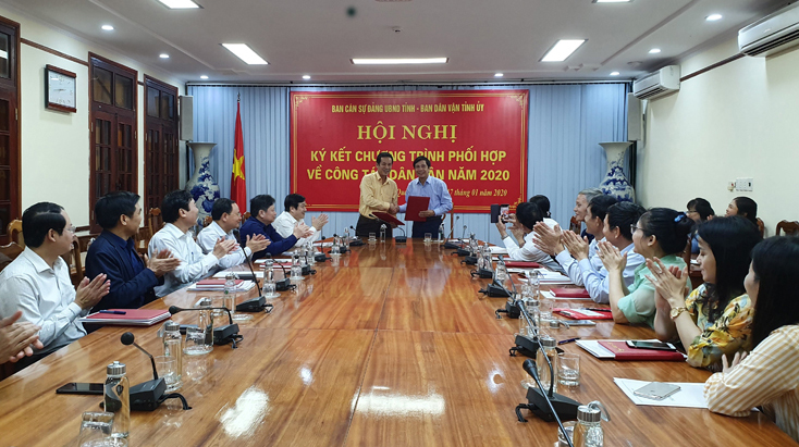 Ký kết Chương trình phối hợp về công tác dân vận năm 2020