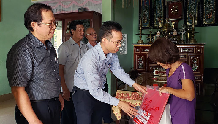 Trao quà Tết cho gia đình nạn nhân chất độc da cam/dioxin