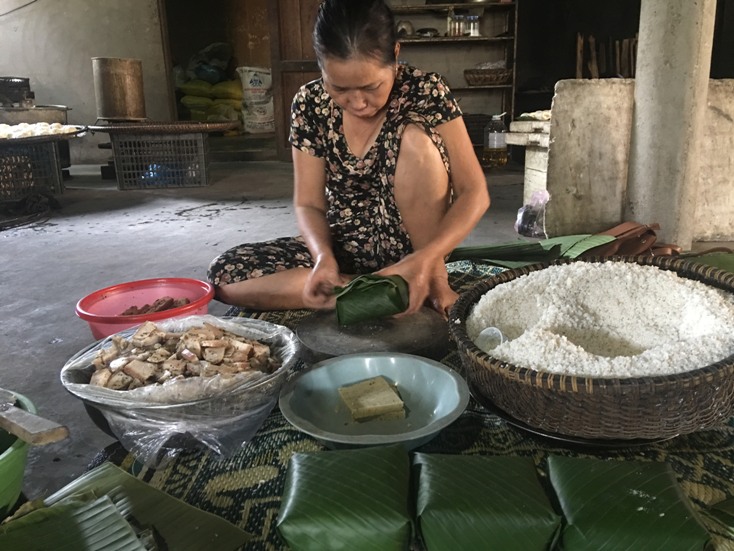 Bận rộn nghề gói bánh chưng Tết