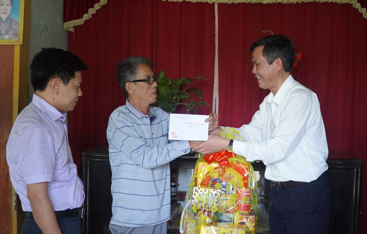 Đồng chí Phó Bí thư Thường trực Tỉnh ủy thăm, chúc Tết gia đình chính sách và các đồng chí nguyên lãnh đạo tỉnh