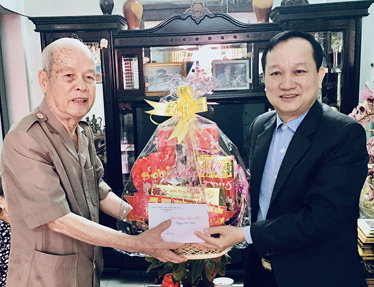 Đồng chí Chủ nhiệm Ủy ban Kiểm tra Tỉnh ủy thăm, tặng quà gia đình chính sách và các đồng chí nguyên lãnh đạo tỉnh