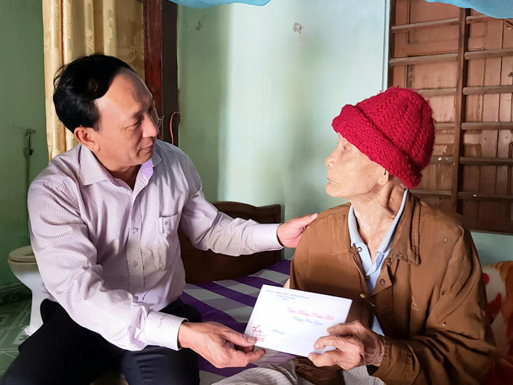 Đồng chí Trưởng ban Nội chính Tỉnh ủy thăm đảng viên có tuổi Đảng cao ở thị xã Ba Đồn