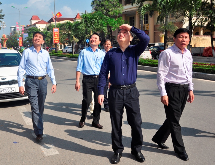 Đồng chí Phó Chủ tịch UBND tỉnh kiểm tra công tác chỉnh trang cáp thông tin