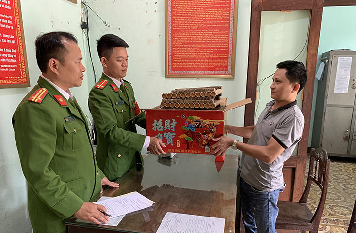 Công an phường Đồng Phú vận động người dân giao nộp hộp pháo "khủng"