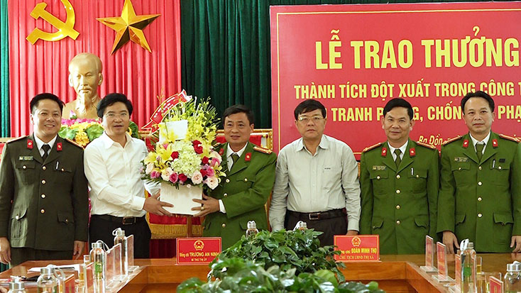 TX. Ba Đồn: Khen thưởng đột xuất lực lượng công an thị xã
