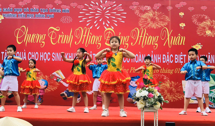 Chia sẻ "Tết yêu thương" với học sinh có hoàn cảnh đặc biệt khó khăn