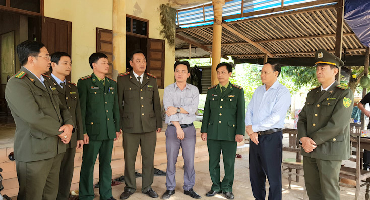 Lãnh đạo tỉnh thăm, tặng quà, chúc Tết cán bộ, nhân viên tại chốt kiểm tra liên ngành Khe Đen
