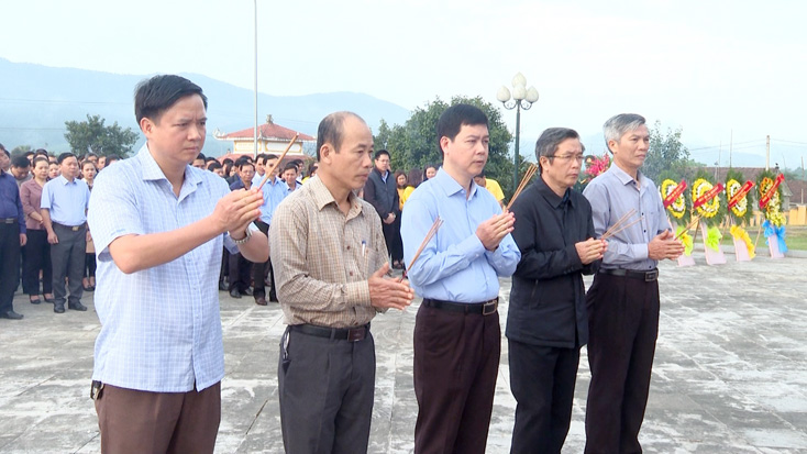 Lãnh đạo huyện Tuyên Hóa viếng nghĩa trang liệt sỹ nhân dịp tết Nguyên đán Canh Tý