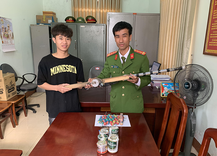 Công an xã Hải Ninh tuyên truyền, vận động nhân dân giao nộp nhiều vật liệu nổ