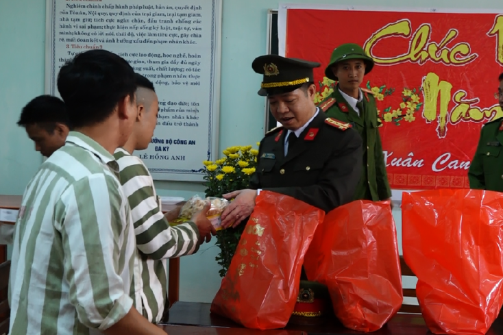 Giám đốc Công an tỉnh kiểm tra công tác và chúc tết tại Trại tạm giam