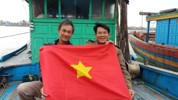 Cờ đỏ sao vàng ở đâu, Tổ quốc mình ở đó!