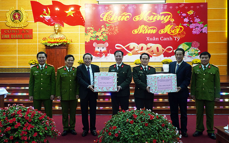 Lãnh đạo tỉnh thăm, chúc Tết cán bộ, chiến sỹ Bộ Chỉ huy quân sự tỉnh và Công an tỉnh