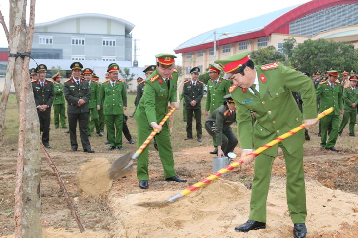 Cán bộ, chiến sỹ lực lượng vũ trang tỉnh tham gia Tết trồng cây