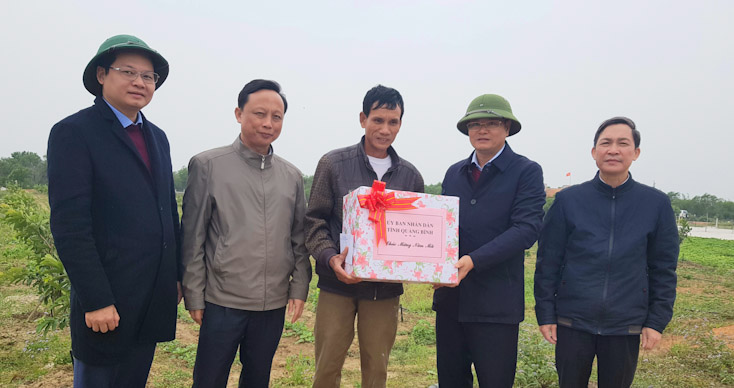 Đồng chí Lê Minh Ngân thăm một số mô hình sản xuất nông nghiệp tại huyện Lệ Thuỷ