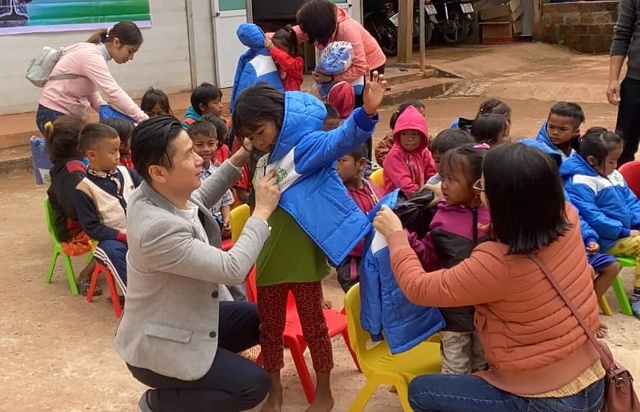 Trao quà xuân cho các em nhỏ vùng biên giới Thượng Trạch