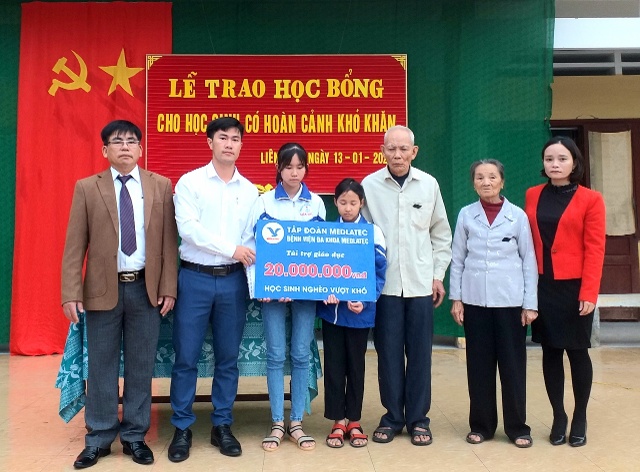 Trao học bổng cho học sinh nghèo tại huyện Lệ Thủy