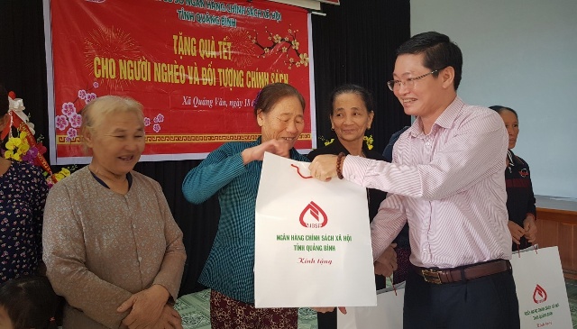 Thăm hỏi, tặng quà cho người nghèo, gia đình chính sách