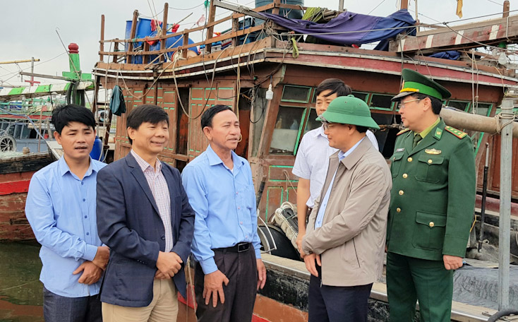 Phó Chủ tịch UBND tỉnh Lê Minh Ngân thăm ngư dân chuẩn bị ra khơi sản xuất đầu năm