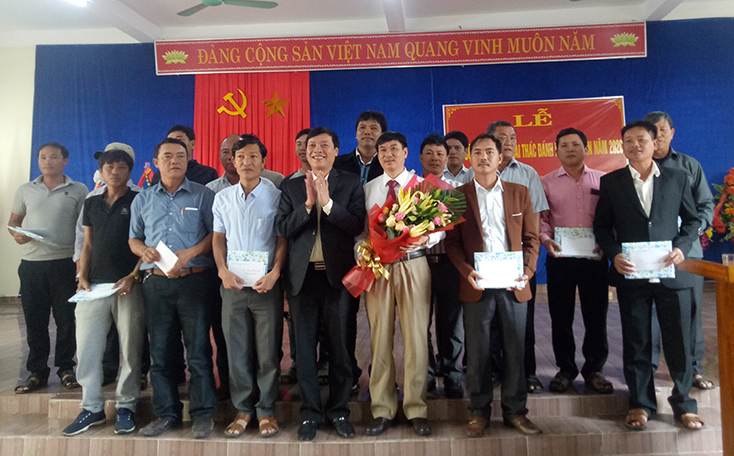 Ngư dân Đức Trạch ra quân khai thác đánh bắt hải sản