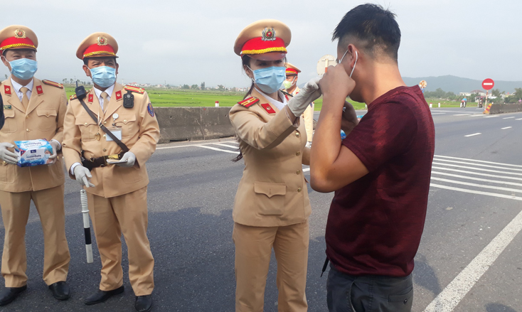 Phát khẩu trang y tế miễn phí cho người dân và tài xế