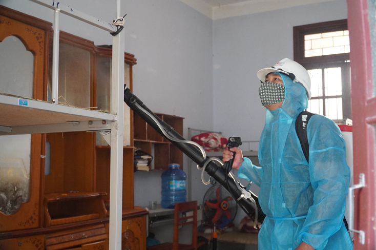 Trường THPT chuyên Võ Nguyên Giáp khử trùng trường, lớp học phòng vi rút corona
