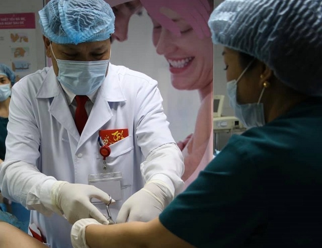 Virus corona liệu có lây từ mẹ sang con?
