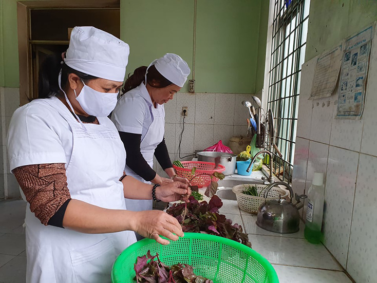 Những bữa cơm nghĩa tình