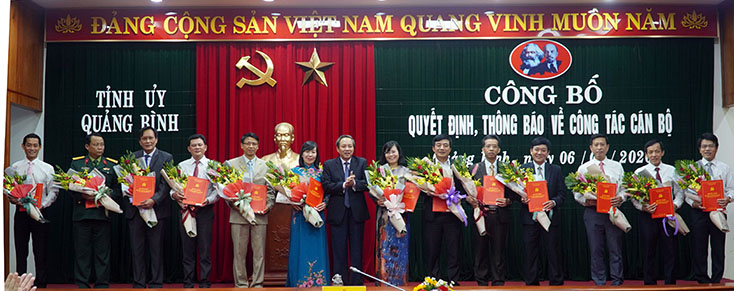Thường trực Tỉnh ủy: Trao quyết định cho 13 cán bộ chủ chốt