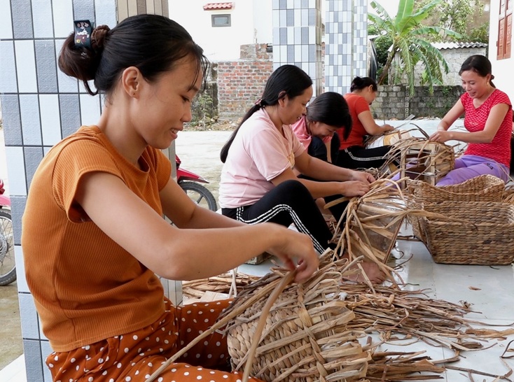 Hỗ trợ phụ nữ thoát nghèo